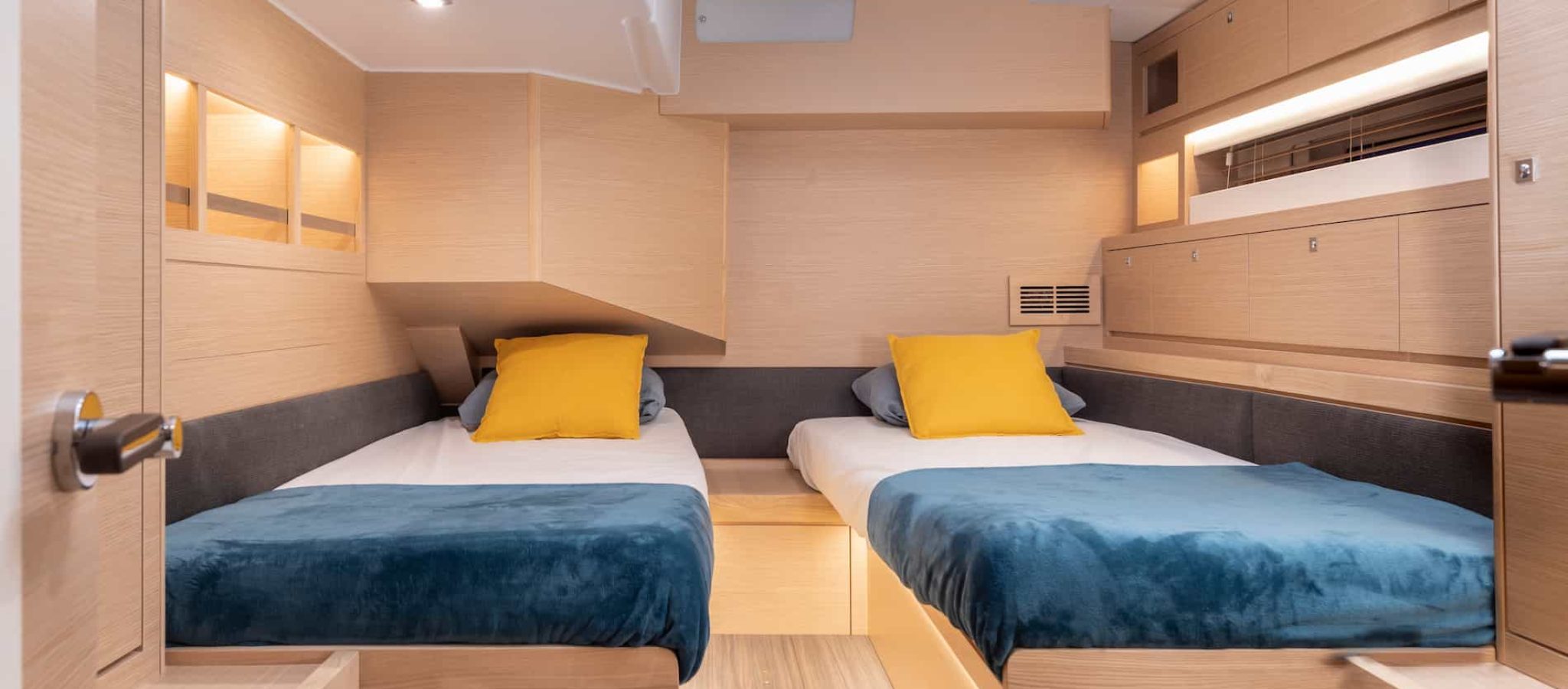 Intérieur du voilier de luxe Dufour 61 cabine double lits simples